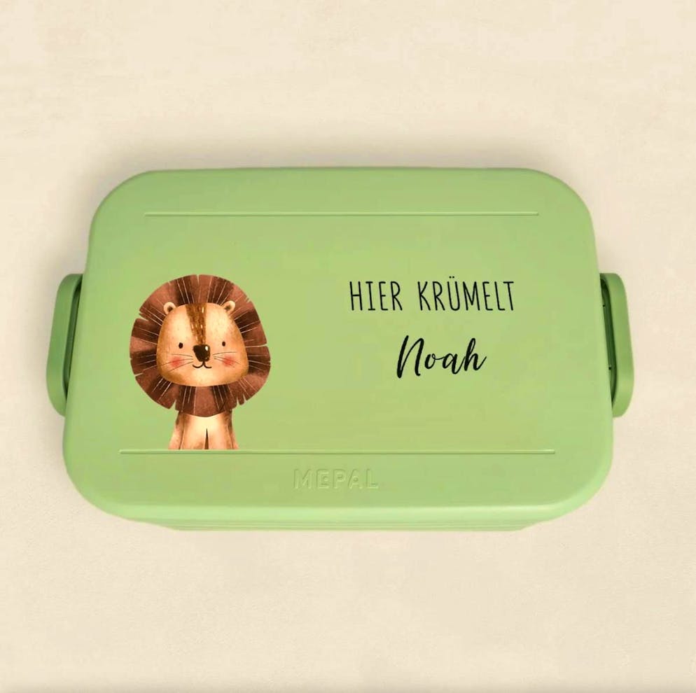 7 gift ideas for the little ones. Personalized bento snack box "Hier krümelt" from Mepal for 29 francs, via Bo & Birdie.