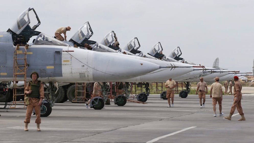 Russische Su-24-Bomber auf dem Militärflugplatz Hmeimim.