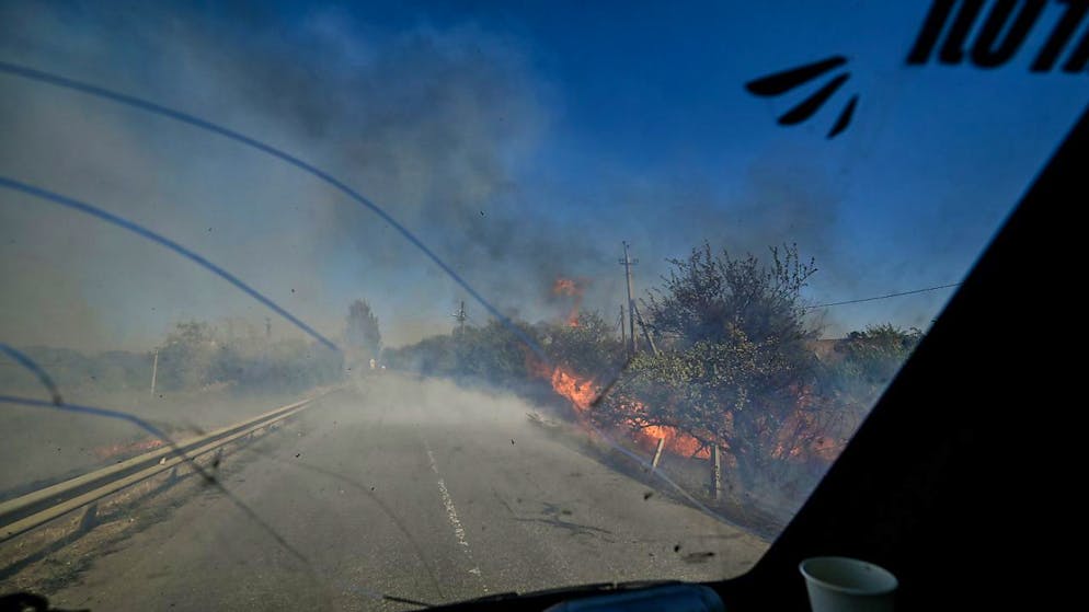 ARCHIV - Brände entlang der Straße von Kurachowe nach Hirnyk als Folge des russischen Artilleriebeschusses im Bezirk Pokrowsk. Foto: -/Ukrinform/dpa