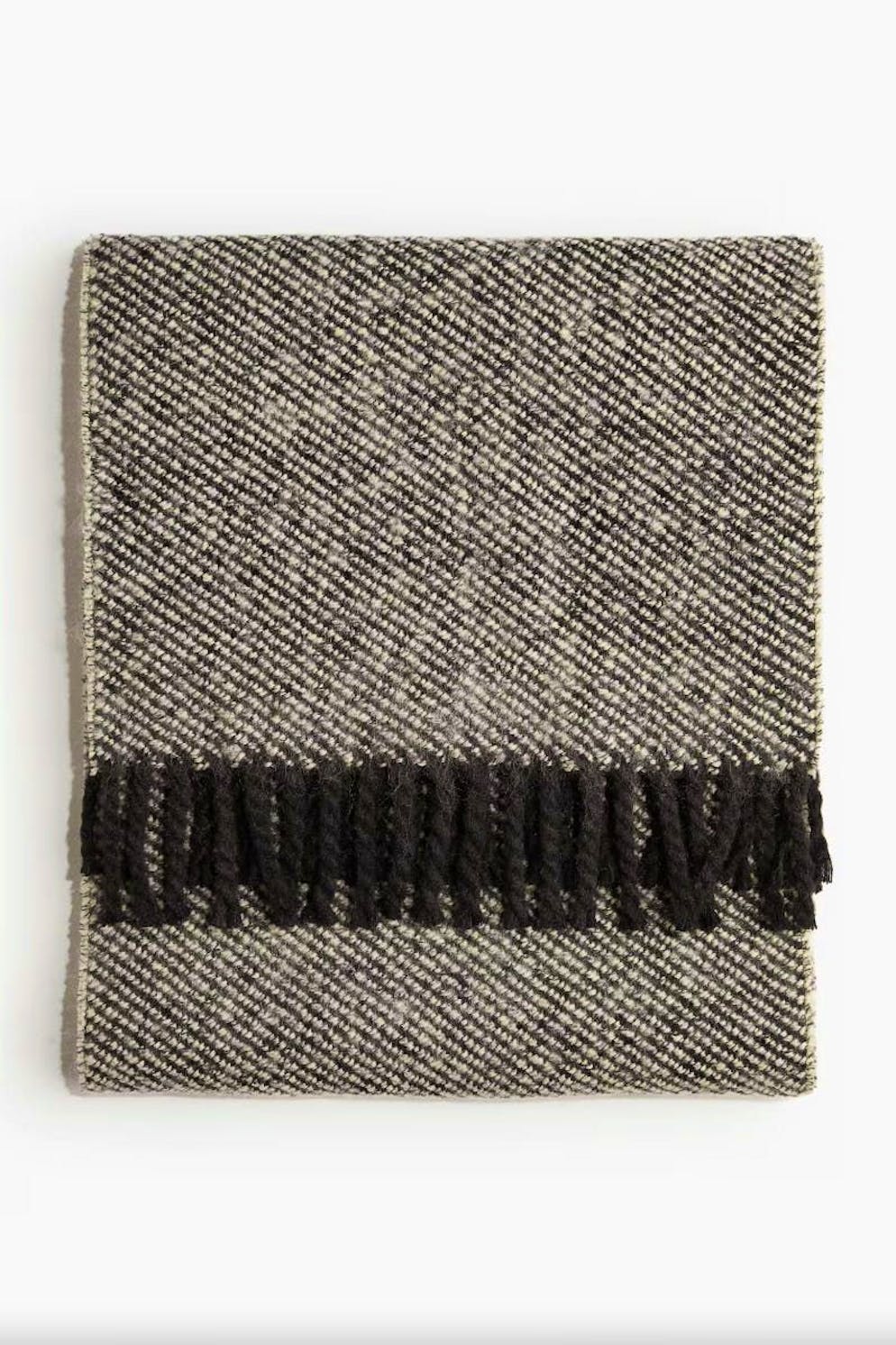 7 gift ideas for the best buddy. A classic scarf in black and white from H&M for 29.95 francs never hurts.