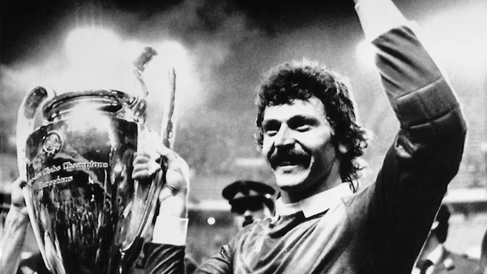 Helmuth Duckadam brandit la Coupe des clubs champions.