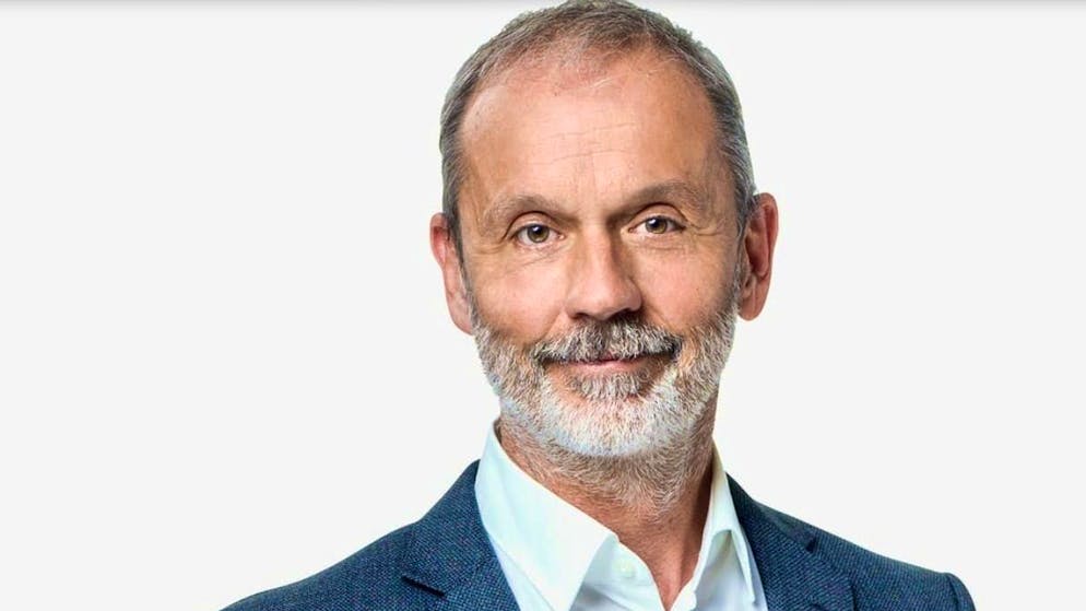 Mass exodus at SRF. After 28 years at SRF, ice hockey and tennis commentator Stefan Bürer moved from SRF to the SC Rapperswil-Jona Lakers in October 2021.