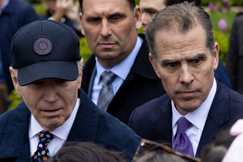 Joe Biden e suo figlio Hunter in una foto d'archivio dello scorso aprile.