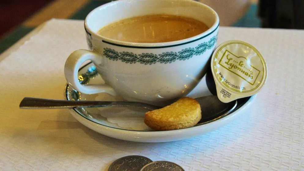 The price of a cup of coffee in restaurants continues to rise (symbolic image)