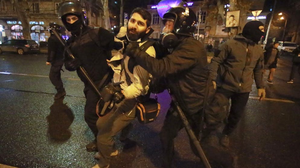Ukraine-Ticker. Erneut Massenproteste in Georgien – Viele Verletzte +++ Rumänien-Wahl: Rechtsextreme verzeichnen deutliche Zugewinne