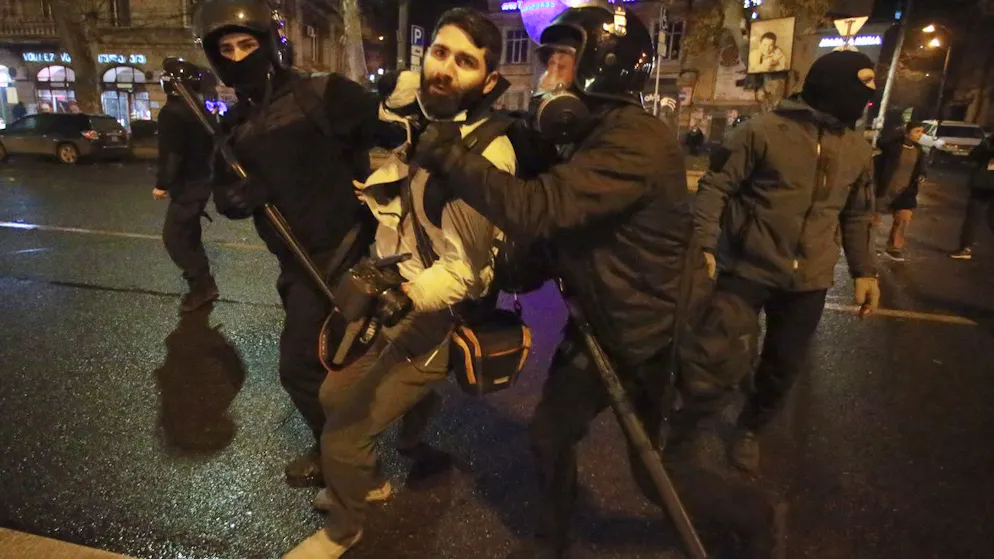 Der Journalist Giorgi Chamelishvili wird bei einem Protest gegen die Regierung am frühen Montagmorgen von der Polizei festgenommen.