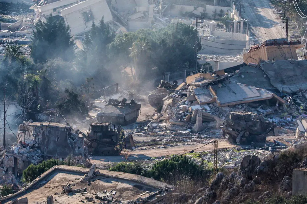 L'esercito israeliano si muove fra le case distrutte nel Sud del Libano.