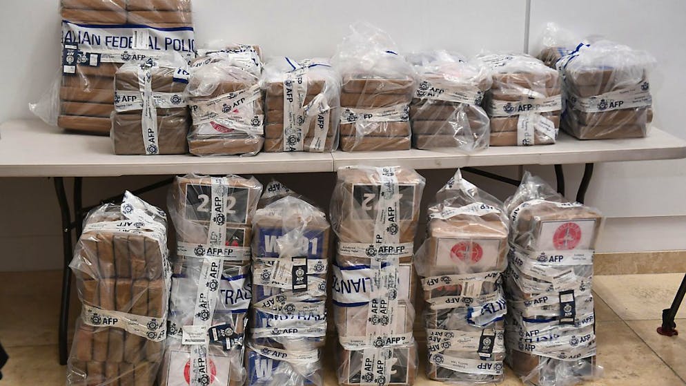 Etwa 350 kg beschlagnahmtes Kokain werden bei einer Pressekonferenz im Hauptquartier der australischen Bundespolizei gezeigt. Die australische Bundespolizei hat 11 Männer und zwei Jugendliche angeklagt, 2,34 Tonnen Kokain auf dem Seeweg in das Land eingeführt zu haben. Foto: Jono Searle/AAP/dpa