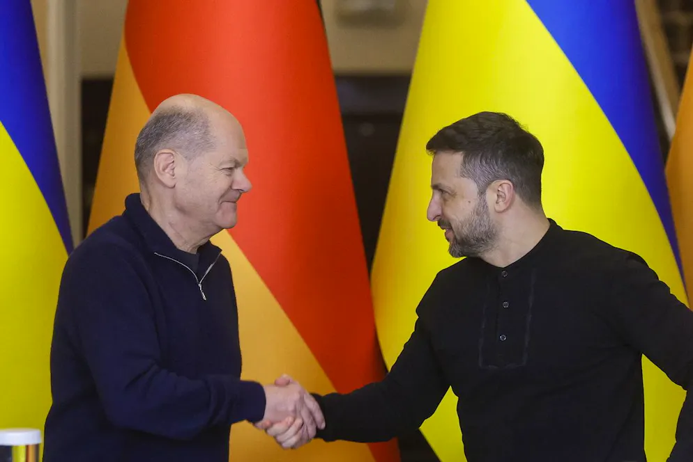 Olaf Scholz e Volodymyr Zelensky si stringono la mano al termine della conferenza stampa indetta per l'arrivo del cancelliere tedesco.