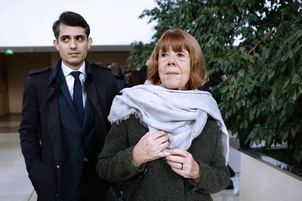 Gisele Pelicot (à droite), escortée par son avocat Stéphane Babonneau (à gauche), quitte le tribunal correctionnel d'Avignon, en France, le 27 novembre 2024, où son ex-mari est jugé. Dominique Pelicot est accusé d'avoir drogué et violé sa femme de l'époque, Gisèle Pelicot. Il est également accusé d'avoir invité des dizaines d'hommes à la violer alors qu'elle était inconsciente à leur domicile de Mazan, en France, entre 2011 et 2020. Cinquante autres hommes doivent être jugés pour leur implication présumée. Dominique Pelicot risque une peine maximale de 20 ans de prison s'il est reconnu coupable.