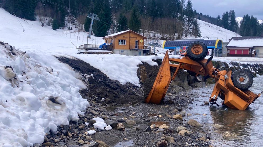 Ein Arbeiter ist in Sörenberg LU mit seinem Dumper in die Waldemme gestürzt.