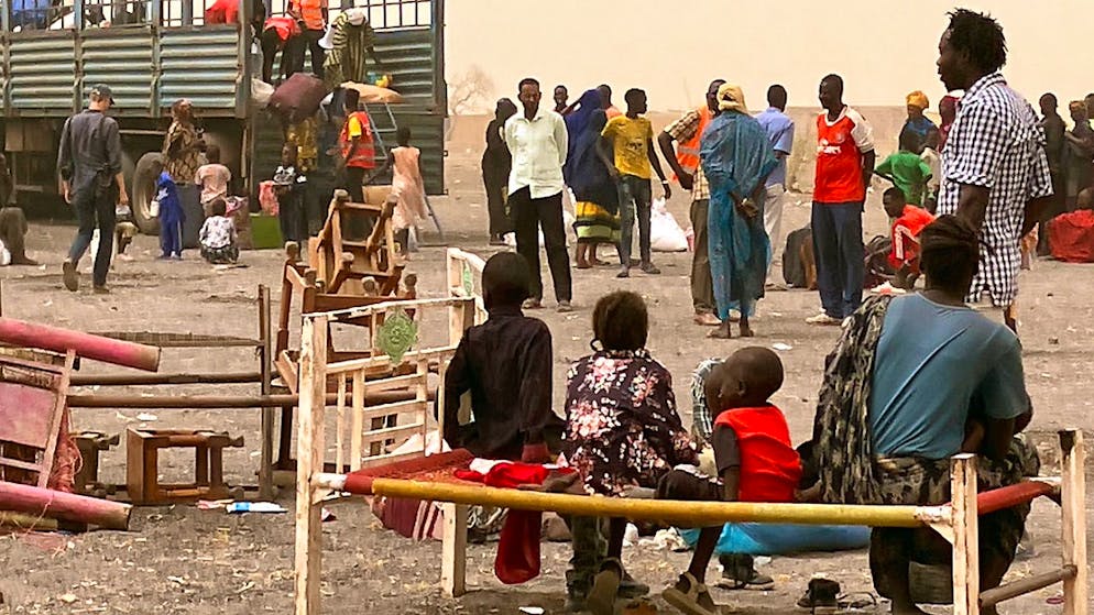 ARCHIV - Flüchtlinge aus dem Sudan warten mit ihrer Habe nahe der südsudanesischen Grenzstadt Renk. Foto: Eva-Maria Krafczyk/dpa