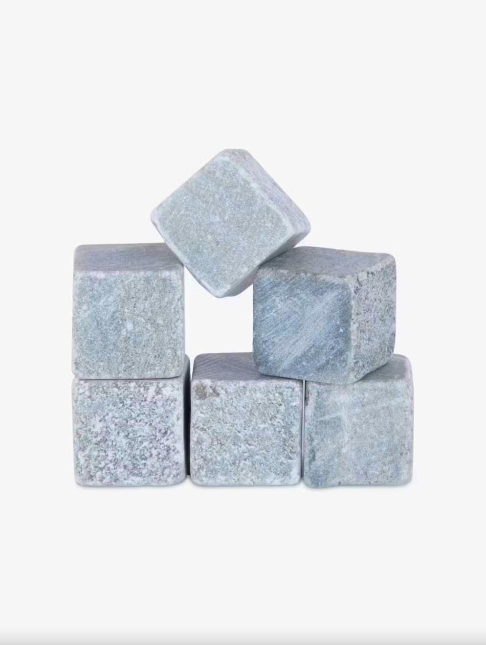 7 gift ideas for the mother-in-law and father-in-law. The soapstone cubes from Glacier Rock by Viski for 29.90 francs, via Globus, serve the drink ice-cold.