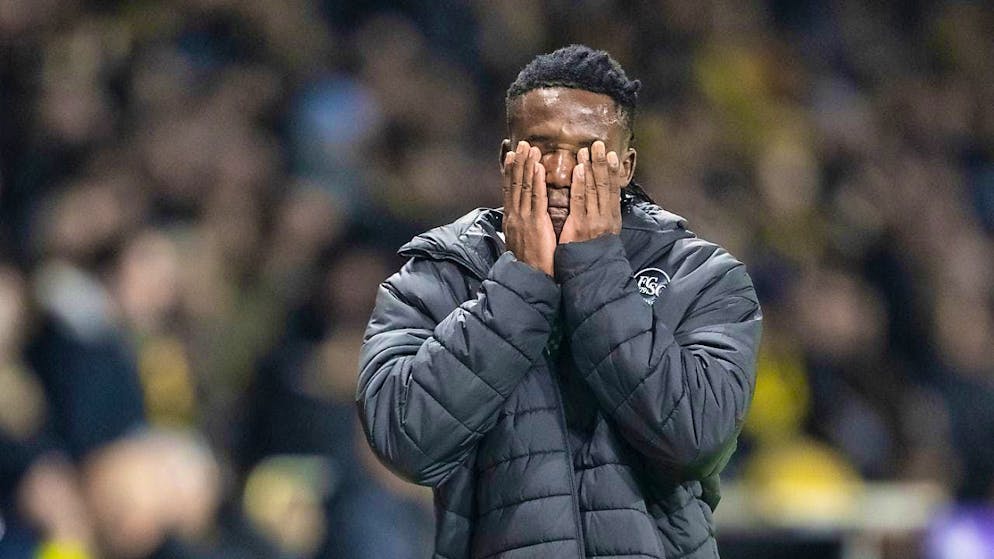 Noah Yannick of FC St. Gallen leaves the pitch after his red card in the match against YB.