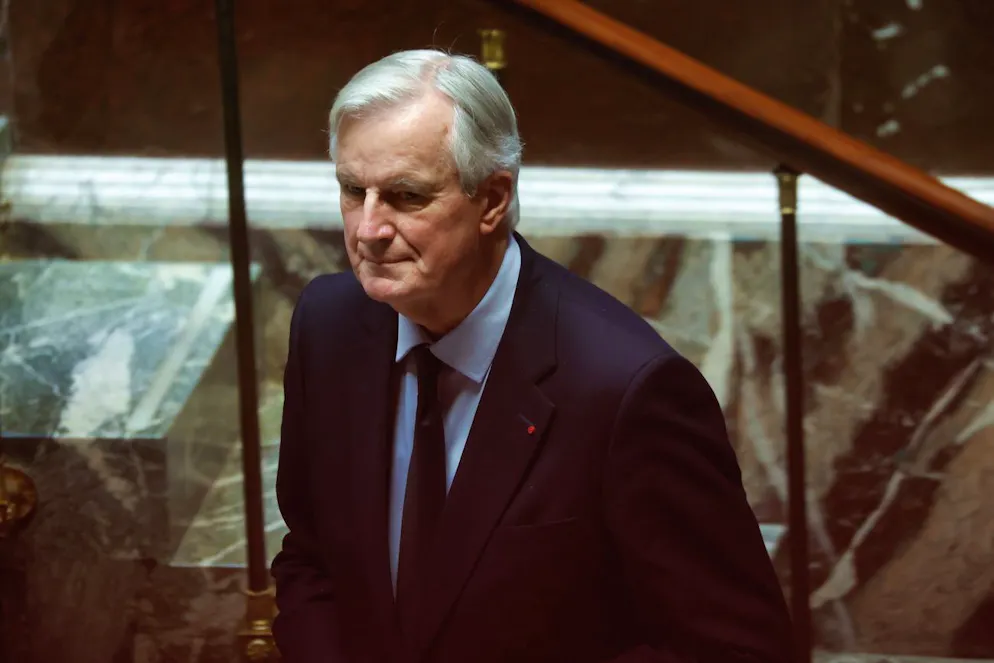 Si le gouvernement Barnier tombe, constitutionnellement, le président Emmanuel Macron doit nommer un nouveau Premier ministre.