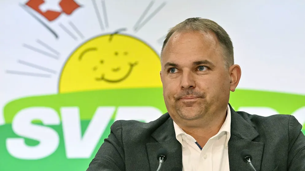 SVP-Parteipräsident Marcel Dettling kann sich über Rekord-Umfragewerte für seine Partei freuen.
