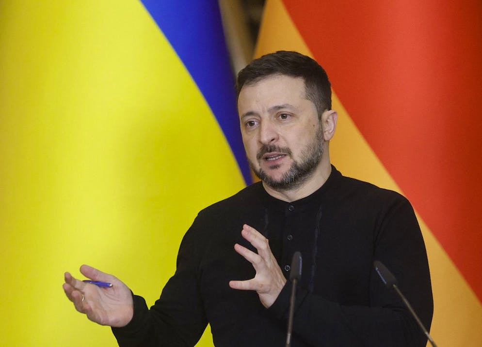 Per Kiev e il suo presidente Zelinsky «invitare l'Ucraina ad aderire alla Nato ora diventerà un efficace contrasto al ricatto russo». 