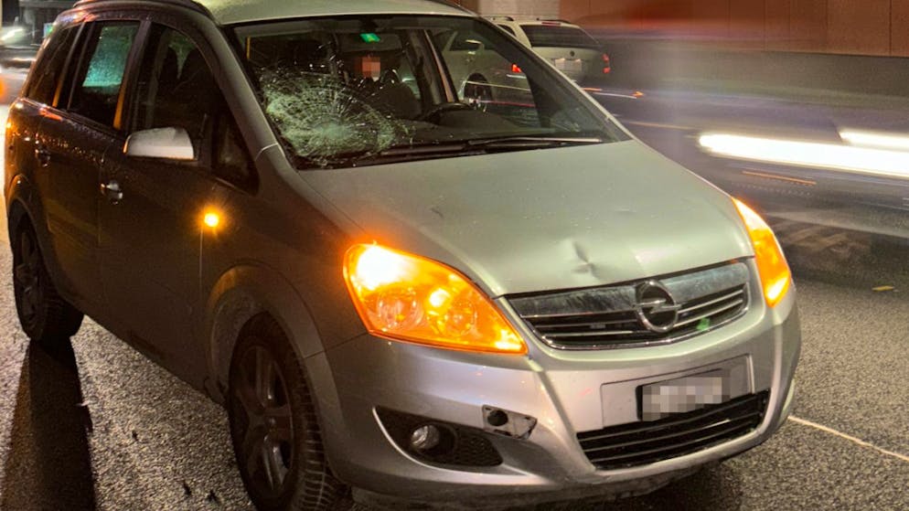 Ein Jugendlicher wurde von einem Auto erfasst und leicht bis mittelschwer verletzt.