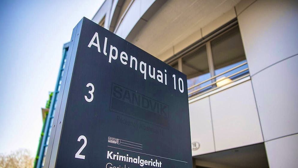 On Tuesday, a man will have to answer to the Lucerne Criminal Court for the sexual exploitation of several underage boys. (archive picture)