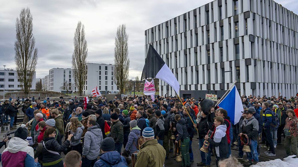 Die rund 1000 angereisten Bauern verliehen ihren Forderungen bei einer Kundgebung vor dem Bundesamt für Landwirtschaft im Berner Liebefeld Nachdruck.