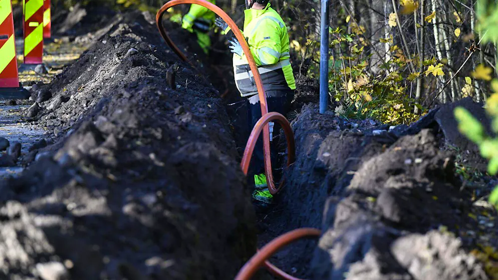 ARCHIV - Auf der Baustelle des schwedischen Unternehmens GlobalConnect wird ein neues Glasfaserkabel installiert. Foto: Vesa Moilanen/Lehtikuva/dpa