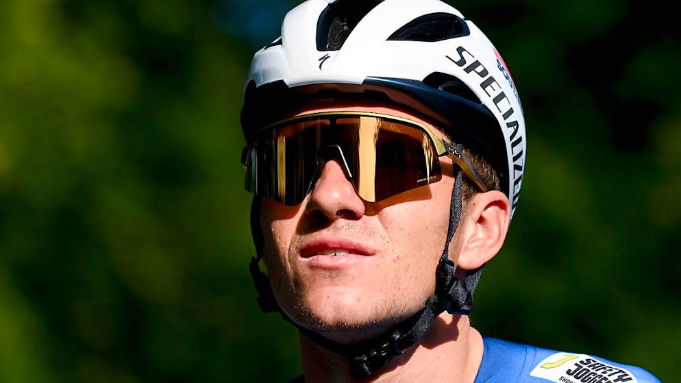 Remco Evenepoel bleibt vor Stürzen nicht verschont. Am Freitag wird er das Opfer einer sich plötzlich öffnenden Autotür.