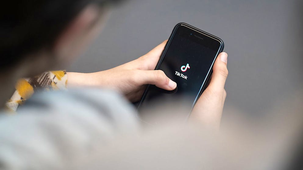 Le réseau social a impacté les habitudes langagières des ados romands en 2024 en lançant le piège "quoiboubeh". Il s'agit de tenir de propos incompréhensibles pour inciter son prochain à dire "Quoi?" avant de lui répondre "Quoicoubeh", une interjection qui ne signifie rien (photo symbolique).