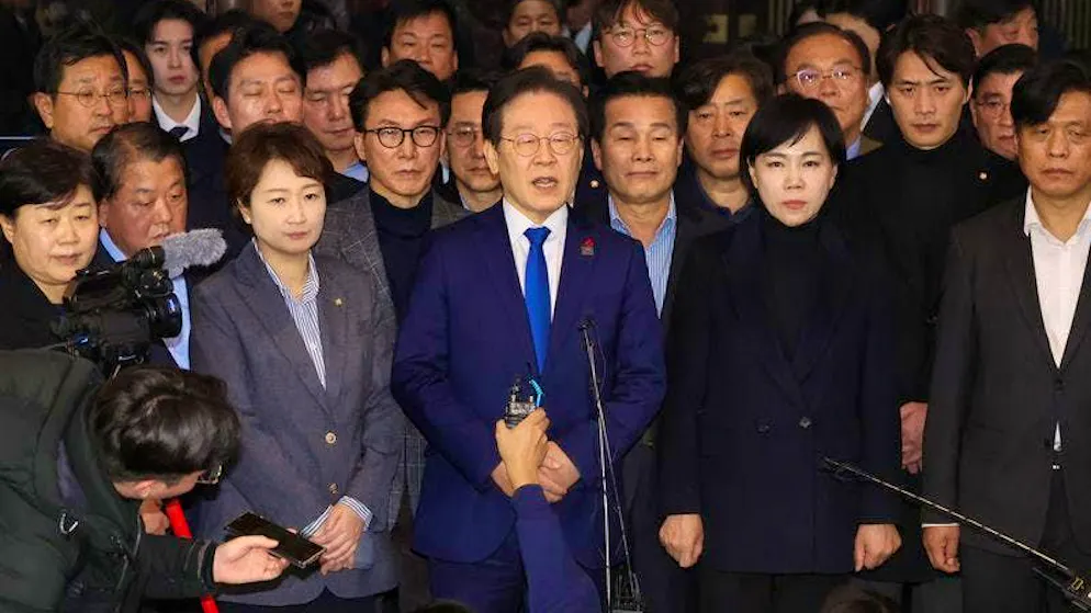 MPs pass a resolution against martial law, in the center Park Chan-dae, faction leader of the largest opposition Democratic Party.