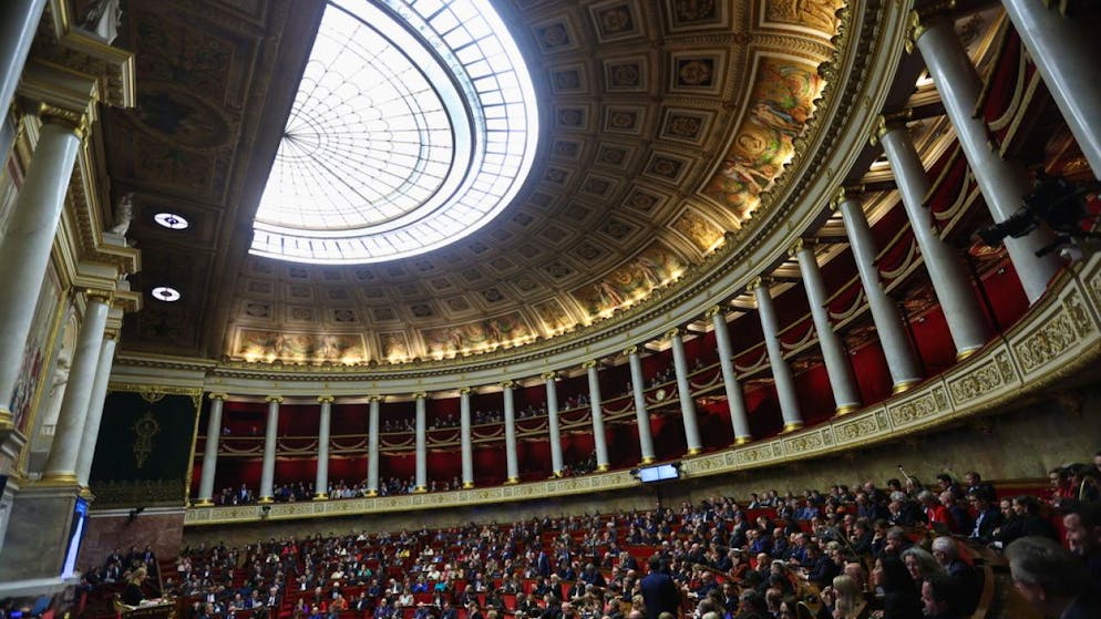 Il dibattito parlamentare e la votazione sulle "mozioni di censura" si terranno domani pomeriggio nell'emiciclo dell'Assemblée Nationale.