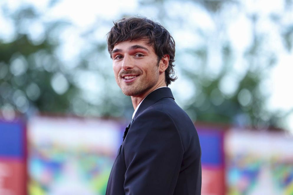 Fans empört über Jacob Elordis neuen Look. Der Schauspieler zeigte sich aber schon früher mit verändertem Aussehen, so trug er auch schon einen Schnurrbart im Stil der 80er-Jahre.