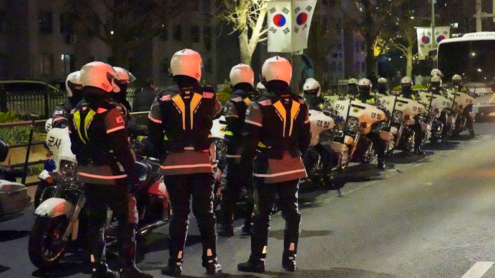 Motorradfahrer der Militärpolizei stehen vor der Nationalversammlung. Der Präsident Südkoreas hatte das Kriegsrecht ausgerufen. In einer live ausgestrahlten Rede beschuldigte er die Opposition des Landes, mit Nordkorea zu sympathisieren. 