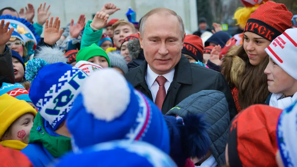 Wladimir Putin tritt beim Neujahrsfest des Kreml am 26 Dezember 2017 Kinder in Moskau.