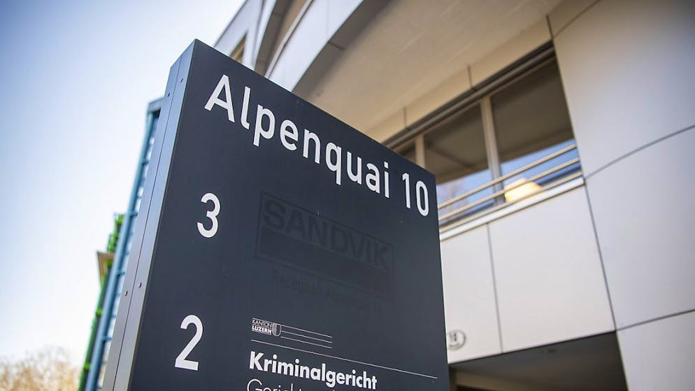 Ein Mann muss sich am Dienstag vor dem Luzerner Kriminalgericht wegen der sexuellen Ausbeutung von mehreren minderjährigen Knaben verantworten. (Archivbild)