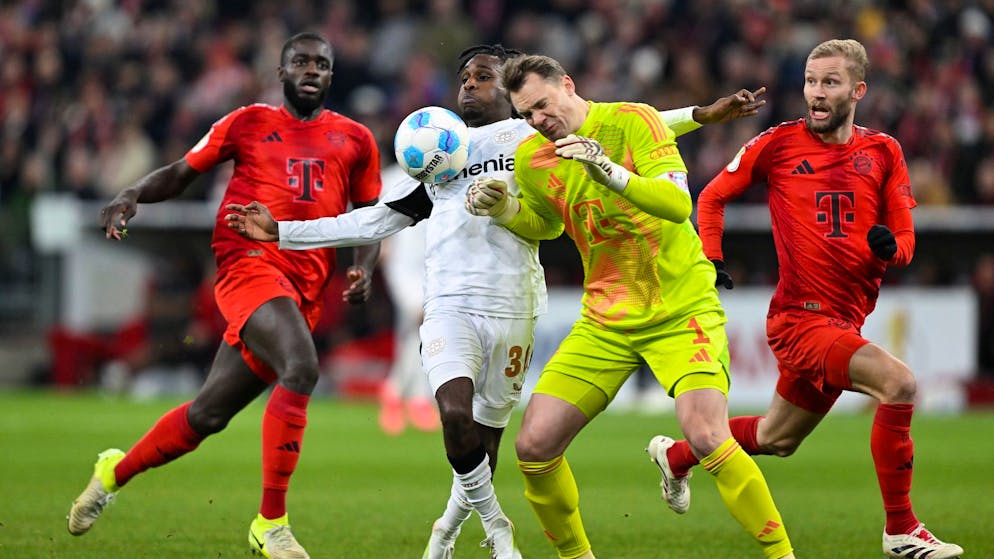 Bayern-K.o. nach Neuer-Rot gegen Leverkusen - Gallery. Manuel Neuer kommt zu spät und rammt Leverkusens Jeremie Frimpong um.