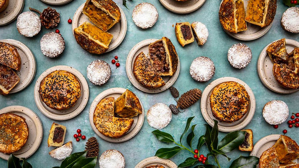 HANDOUT - Dieses undatierte Handout-Foto zeigt Torten von Tommy Banks. Der Sternekoch teilte auf Instagram mit, dass sein Lieferwagen mit einem Warenbestand von 25.000 Pfund (etwa 29.855 Euro) entwendet worden sei. Foto: Tommy Banks/Tommy Banks/AP/dpa - ACHTUNG: Nur zur redaktionellen Verwendung bis zum 16.12.2024 im Zusammenhang mit der aktuellen Berichterstattung und nur mit vollständiger Nennung des vorstehenden Credits