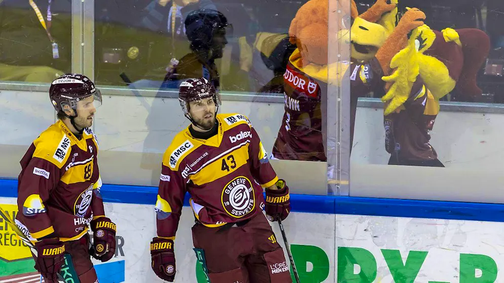 Michael Spacek (No. 43) celebrates his only goal for Servette - a 4:3 overtime win against Ambri, for whom he previously played for two years