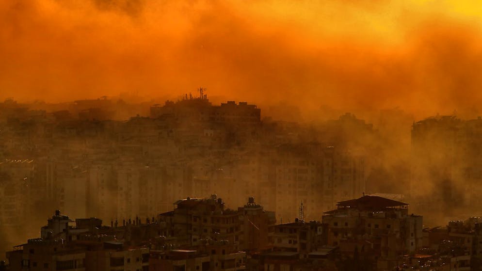 Nach schweren israelischen Luftangriffen auf eine pro-iranische Hisbollah-Hochburg steigt Rauch aus einem südlichen Vorort der libanesischen Hauptstadt auf. Foto: Marwan Naamani/dpa