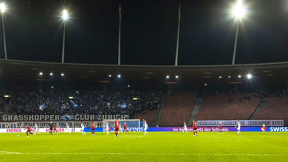 Die Einkesselung von rund 500 GC-Fans vor dem Derby am Samstag soll ein juristisches Nachspiel haben. Die Zürcher Staatsanwaltschaft prüft die Anzeige eines Anwalts, unter anderem wegen mehrfacher Freiheitsberaubung. (Symbolbild)