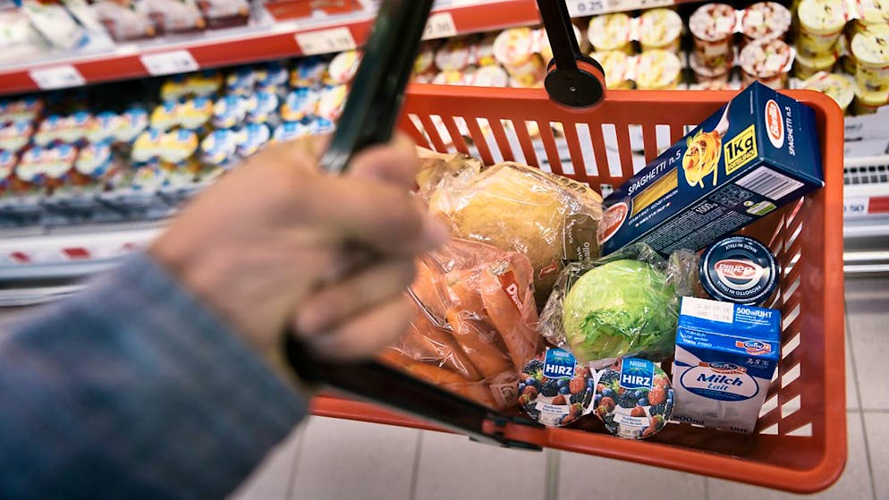 Teurerer Einkauf: Schweizer Konsumgüter waren im November durchschnittlich um 0,7 Prozent teurer als im entsprechenden Vorjahresmonat. (Archivbild)