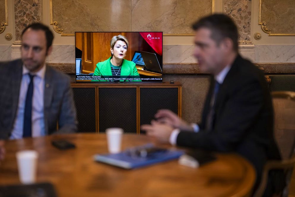 Finanzministerin Karin Keller-Sutters Rede zum Budget wird auf ein TV-Gerät in die Wandelhalle des Nationalrats übertragen.