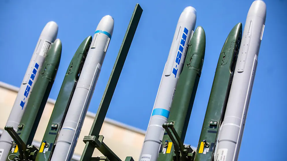 ARCHIV - Ein Raketenabwehrsystem vom Typ Iris-T steht auf dem Firmengelände von Diehl Defence. Foto: Christoph Schmidt/dpa