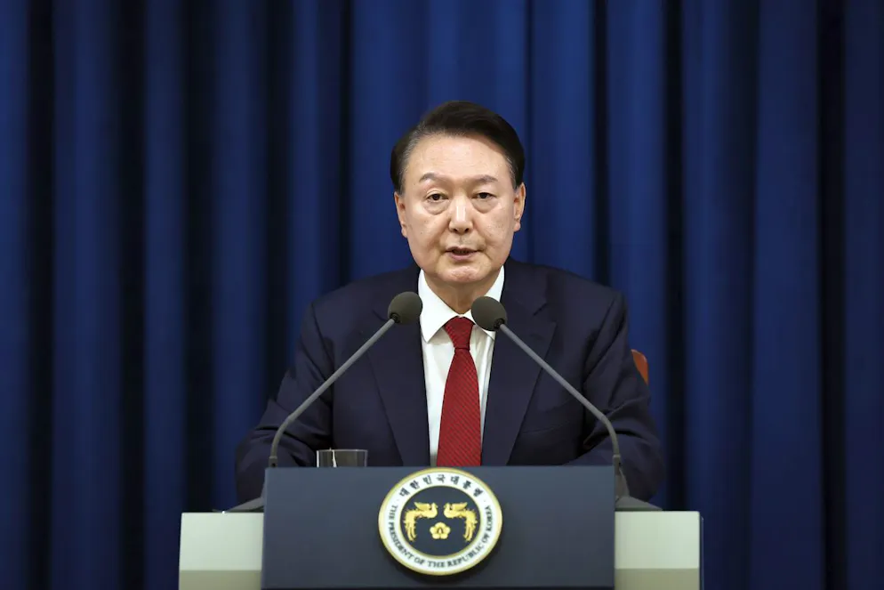 Il presidente sudcoreano Yoon Suk Yeol parla durante un briefing con la stampa presso l'ufficio presidenziale di Seul
