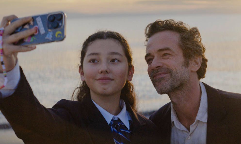 Une part manquante. Petit à petit au fil de l'histoire, un lien va se nouer entre Jay (Romain Duris) et Lily (Mei Cirne-Masuki)