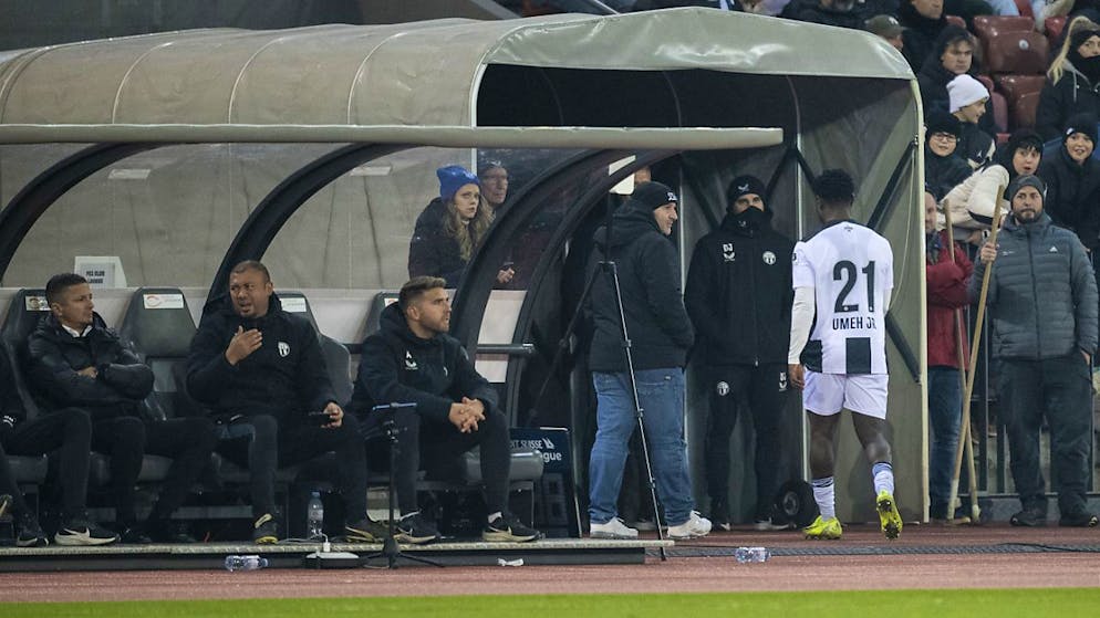 Das zweite Zürcher Derby als Hauptgang - Gallery. Der Platzverweis von Umeh Emmanuel stiess bei FCZ-Trainer Moniz auf Unverständnis