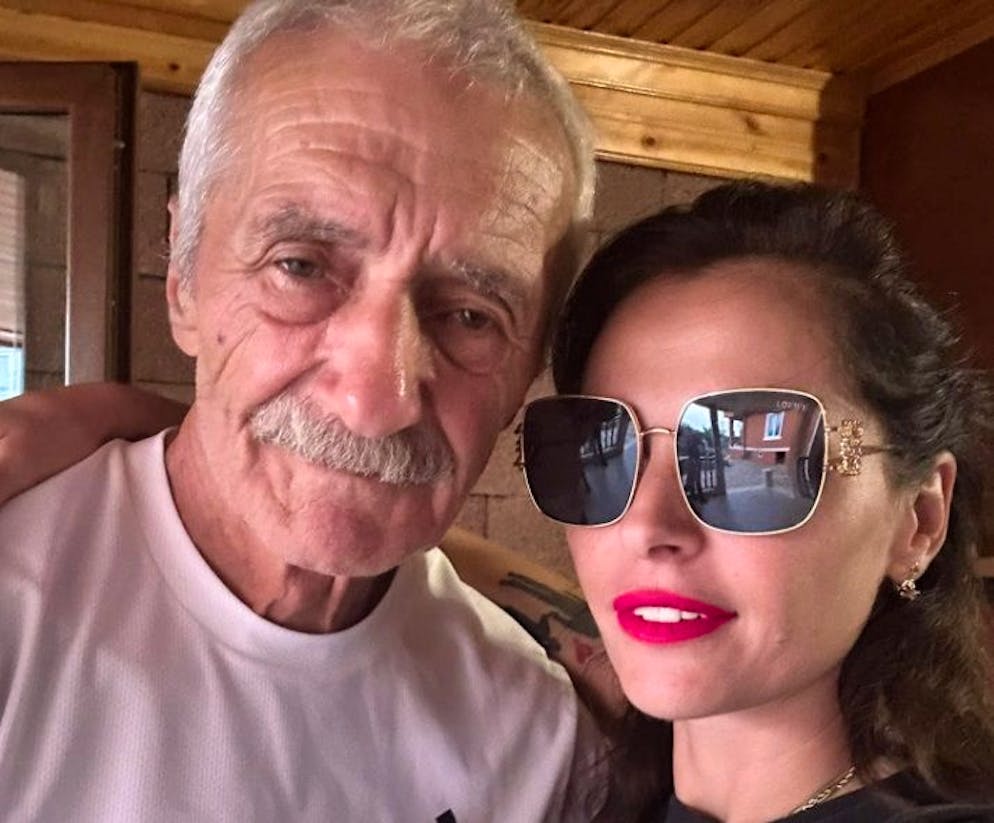 La donna con il suo padre biologico.