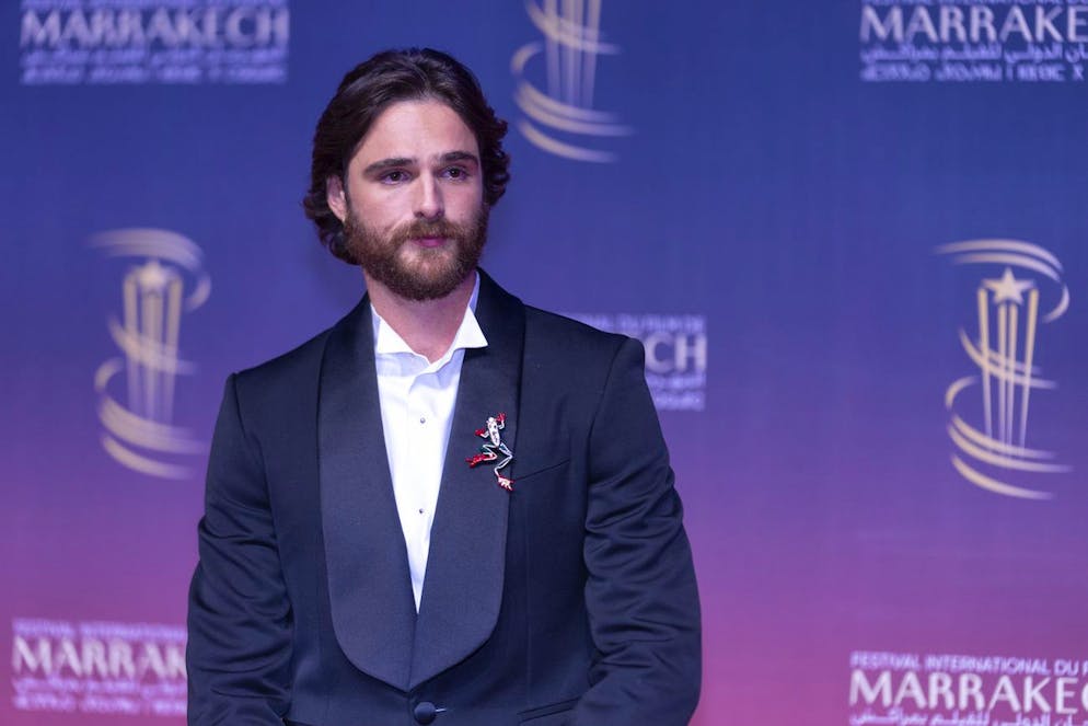 Fans empört über Jacob Elordis neuen Look. Jacob Elordi trägt jetzt einen Bart. Am International Film Festival in Marrakesch, Marokko, präsentierte der australische Schauspieler seinen neuen Look – und das Netz dreht durch. 