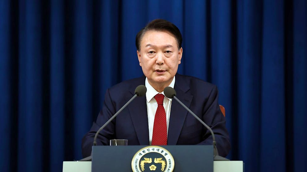 HANDOUT - Der südkoreanische Präsident Yoon Suk Yeol hat das Kriegsrecht ausgerufen. Foto: Uncredited/South Korea Presidential Office/AP/dpa - ACHTUNG: Nur für Bezieher des Dienstes dpa-Nachrichten für Kinder und mit vollständiger Nennung des vorstehenden Credits