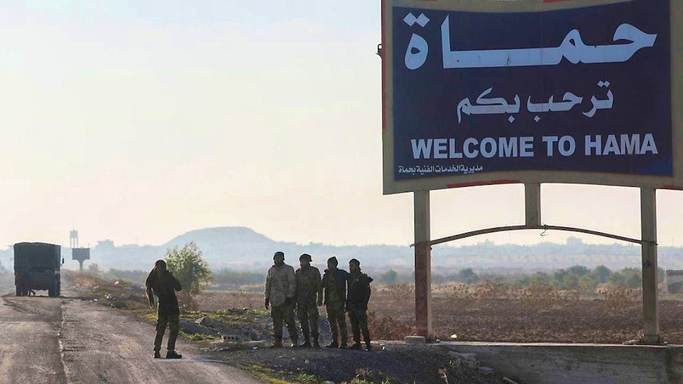 dpatopbilder - Syrian opposition fighters take photos in the outskirts of Hama. Photo: Ghaith Alsayed/AP/dpa