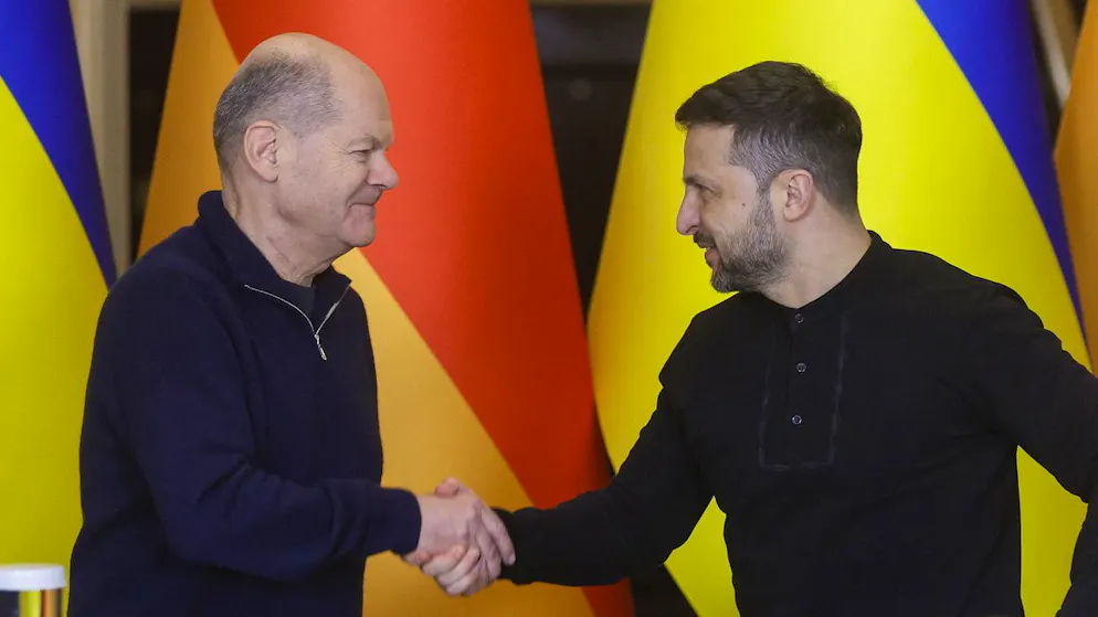 Olaf Scholt (links) und epaselect epa11753421 Ukrainian President Volodymyr Zelensky (R) and German Chancellor Olaf Scholz (L) shake hands during a joint press conference after their meeting in Kyiv, Ukraine, 02 December 2024. Olaf Scholz arrived in Kyiv to meet with top Ukrainian officials amid the ongoing Russian invasion. EPA/SERGEY DOLZHENKO
