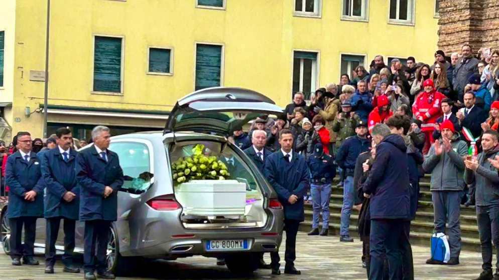 In front of a church, people bid farewell to a 22-year-old Italian woman who was killed by her ex-boyfriend. Photo: Lucrezia Granzetti/LaPresse/AP/dpa